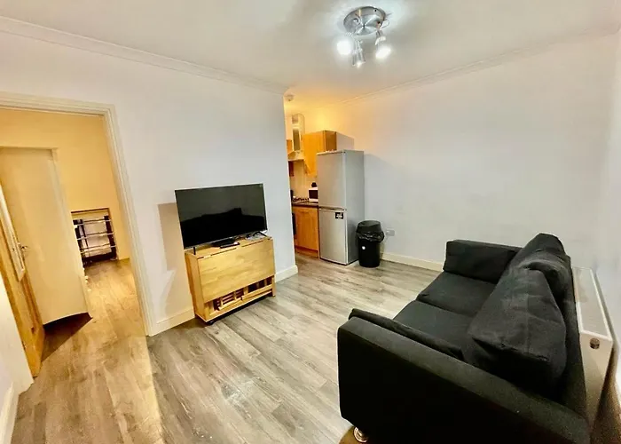 Flat5 419 North End Road