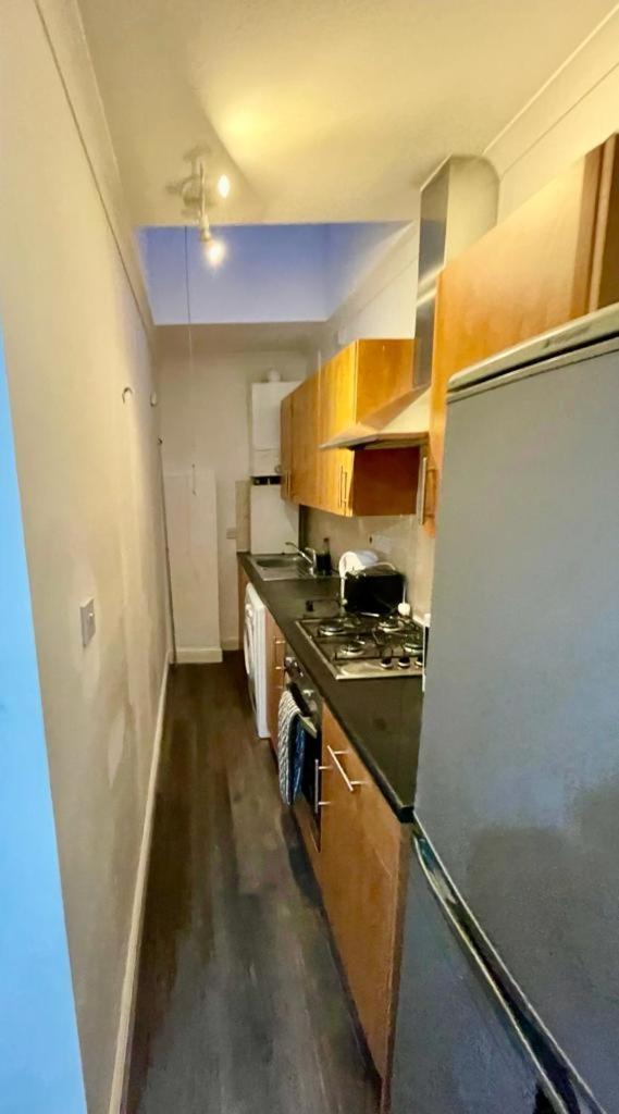 Flat5 419 North End Road Apartment
