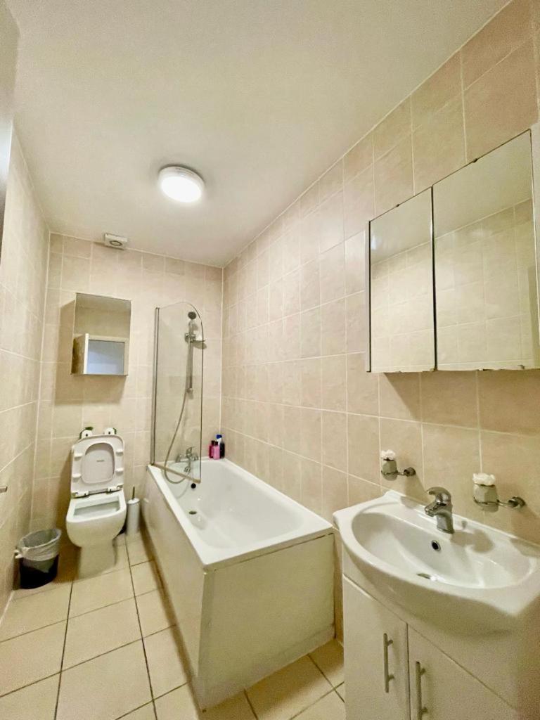 Flat5 419 North End Road Apartment *