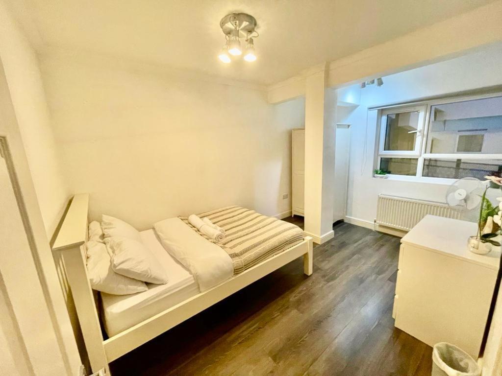 Flat5 419 North End Road * London
