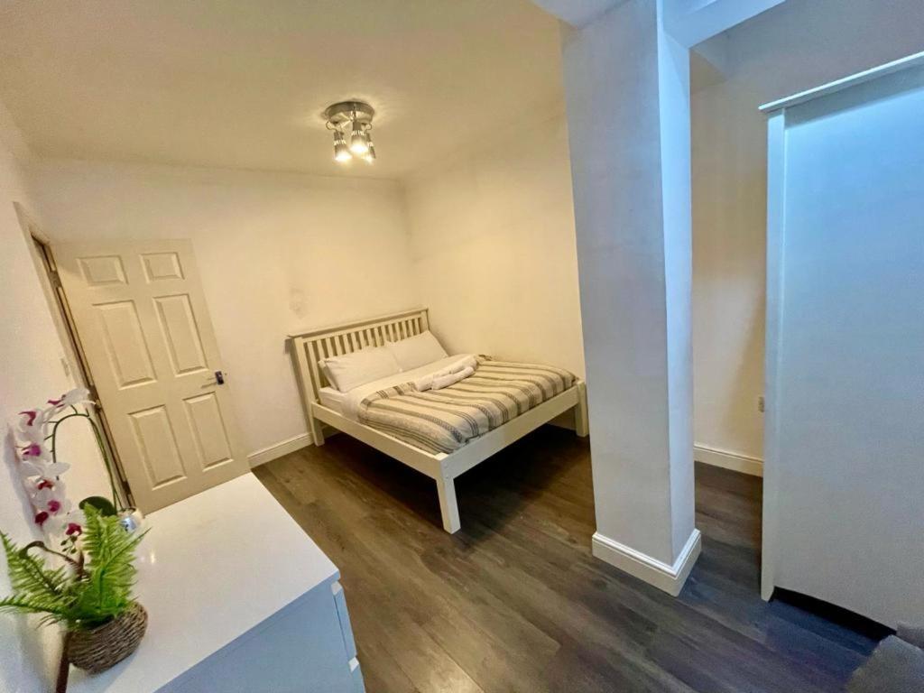 Apartment Flat5 419 North End Road *